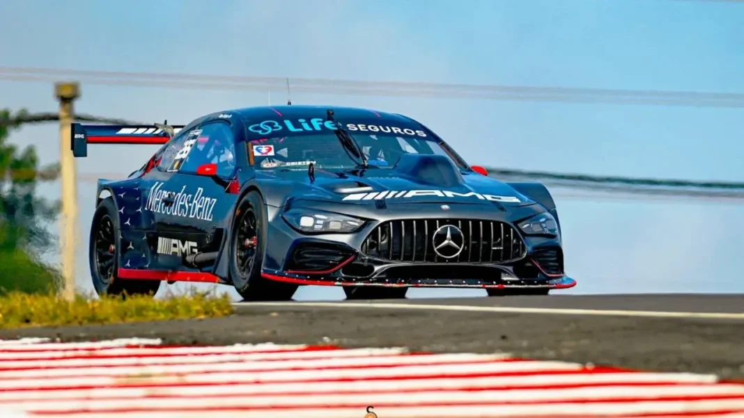 Otto Fritzler celebrando su victoria en el autódromo de Posadas con un auto Mercedes-Benz
