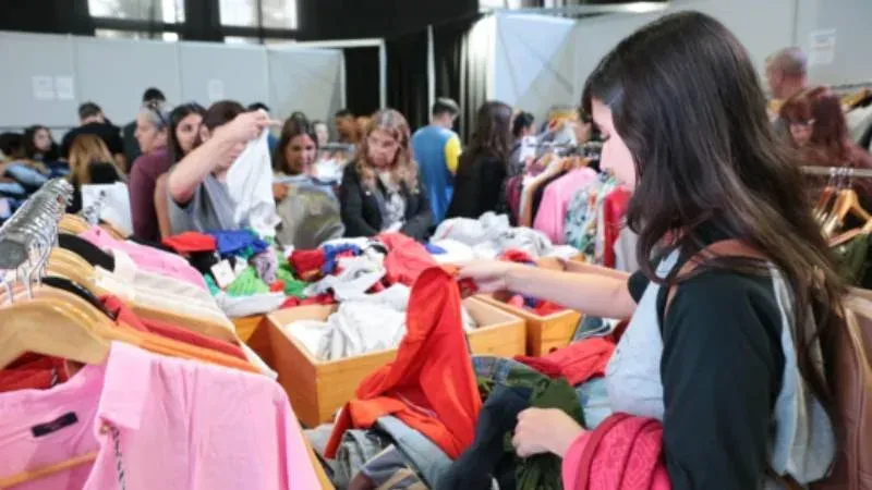 Feria Outlet Rosario con stands de indumentaria y calzado