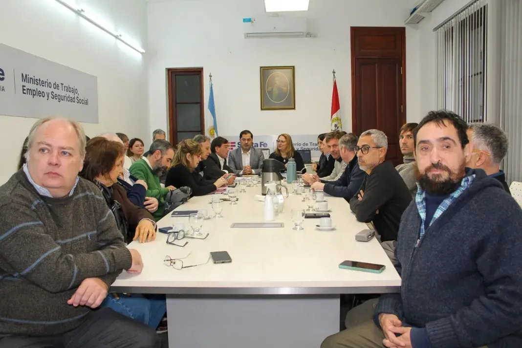 Reunión paritaria de salud entre el gobierno provincial y los gremios AMRA y SIPRUS