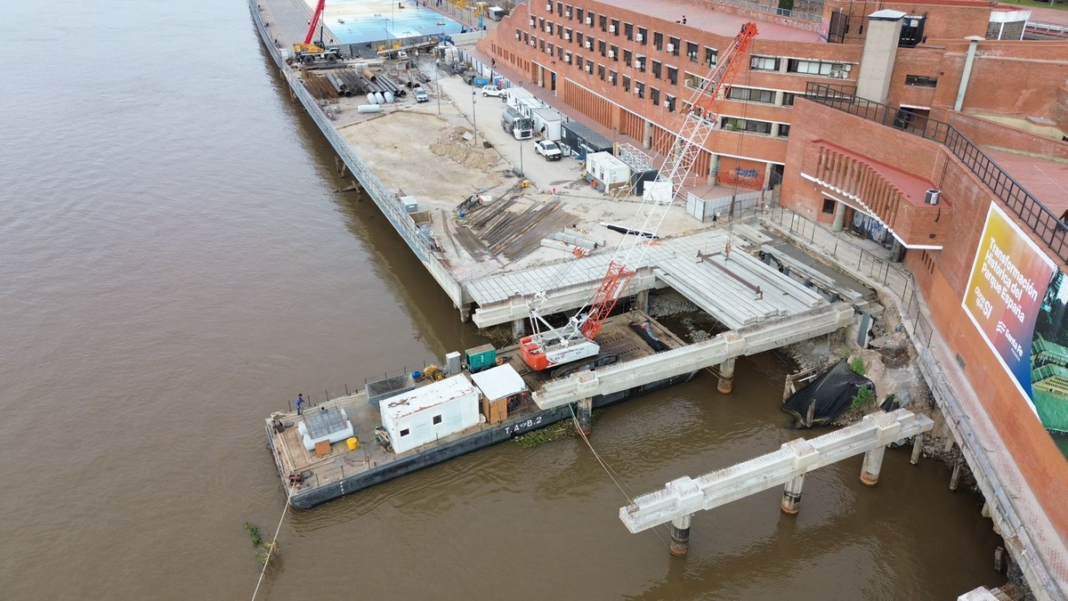 Vista de la nueva explanada del Parque España en construcción sobre el río Paraná