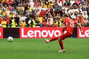 Jugadores suizos celebrando tras vencer a Colombia por penales en el Mundial