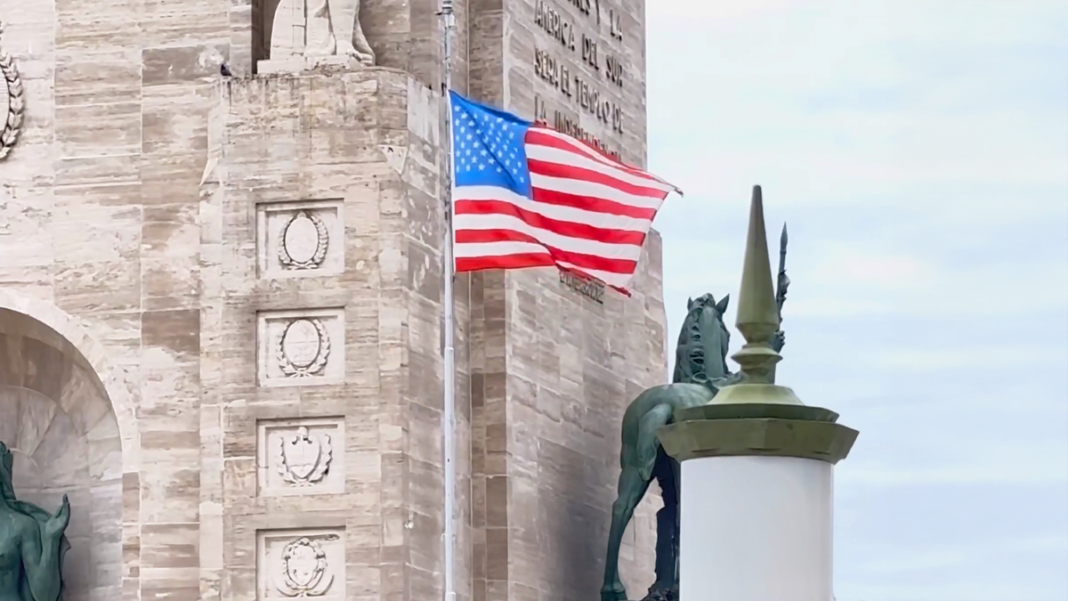Bandera de Estados Unidos izada en el mástil escolta del Monumento Nacional a la Bandera de Rosario