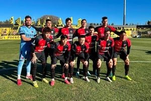 Jugadores de Colón celebrando un gol en el partido contra Deportivo Madryn