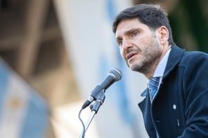 Gobernador Maximiliano Pullaro en el acto por el Día de la Independencia en Rafaela