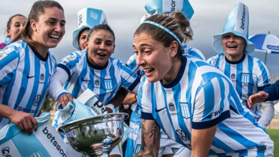 Jugadoras de Racing Club celebrando el título de campeón del fútbol femenino de AFA