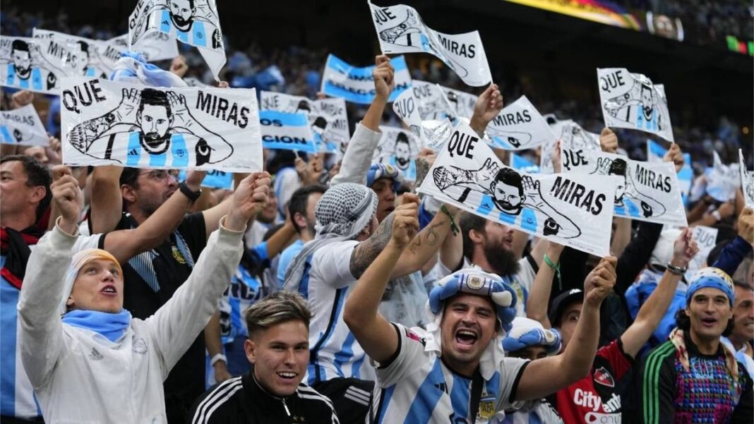 Personas viendo un partido de fútbol en televisión