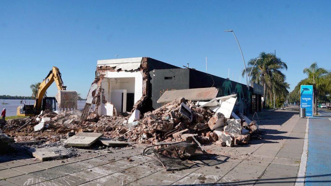Demolición del bar Mordisco en la costanera norte de Rosario