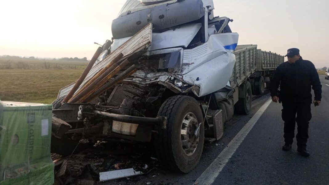 Camionero rescatado tras choque en autopista de Santa Fe