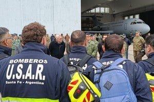 Rescatistas de Santa Fe cargando equipos en un avión Hércules antes de viajar a Venezuela