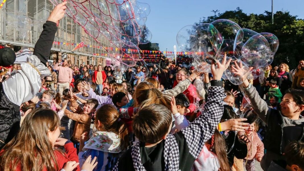 Niños participando en actividades recreativas durante vacaciones de invierno en Rosario