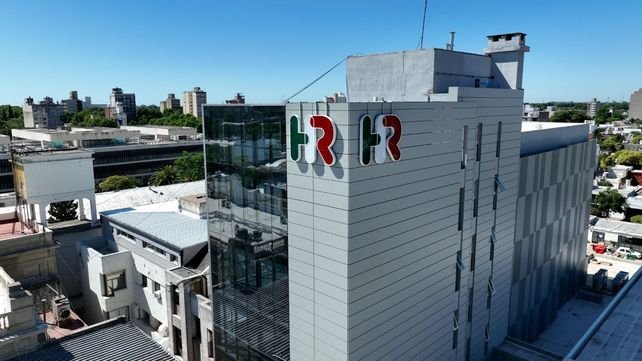 Médicos traumatólogos en quirófano durante cirugía artroscópica