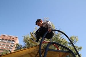 Juegos de plástico reciclado en una microplaza de Santa Fe