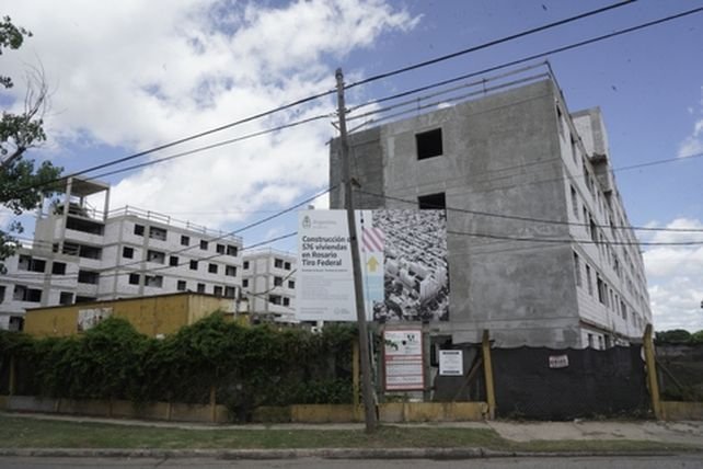 Complejo de viviendas Procrear en Rosario, con estructuras de hormigón sin terminar