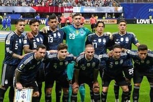 Jugadores de la selección argentina celebrando un gol durante el partido contra Inglaterra