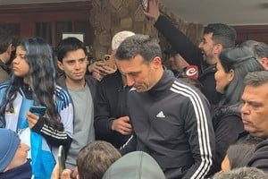 Lionel Scaloni saludando a vecinos en Pujato, Santa Fe