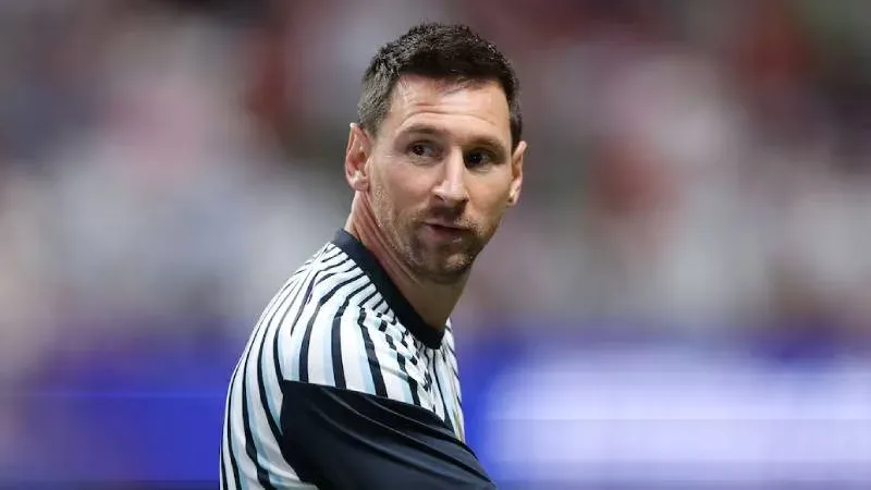 Lionel Messi arengando a sus compañeros en el vestuario antes de la final del Mundial