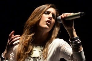 Soledad Pastorutti cantando el Himno Nacional en un evento oficial