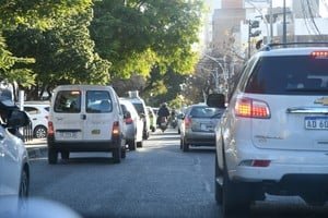 Tránsito vehicular en la ciudad de Santa Fe con señalización de desvío