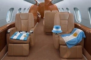 Avión privado en pista de aeropuerto