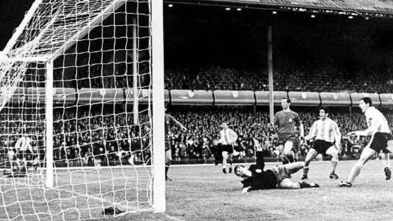 Jugadores de Argentina y España en el partido del Mundial 1966 en Birmingham