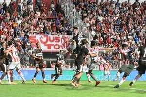 Jugadores de Unión de Santa Fe durante el partido ante Platense
