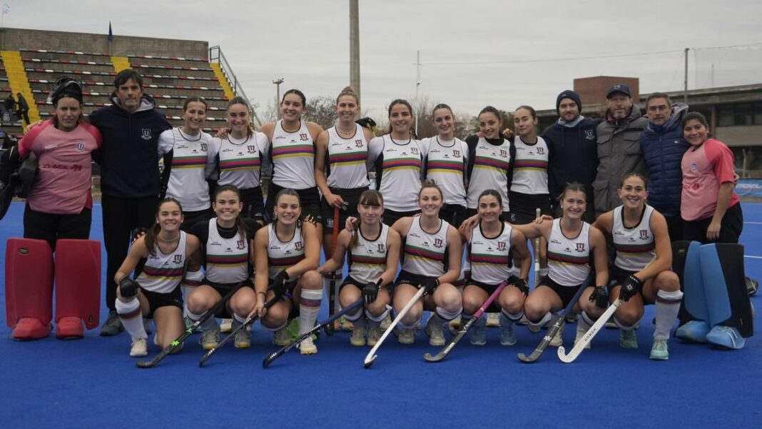 Equipo de hockey femenino de Universitario celebrando el título del Apertura del Litoral