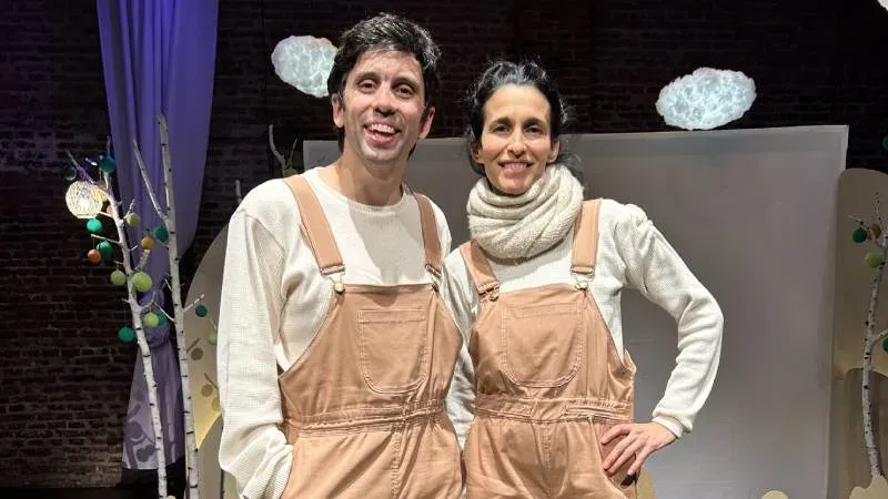 Escena de la obra Ito, con actores y plataforma teatral para bebés