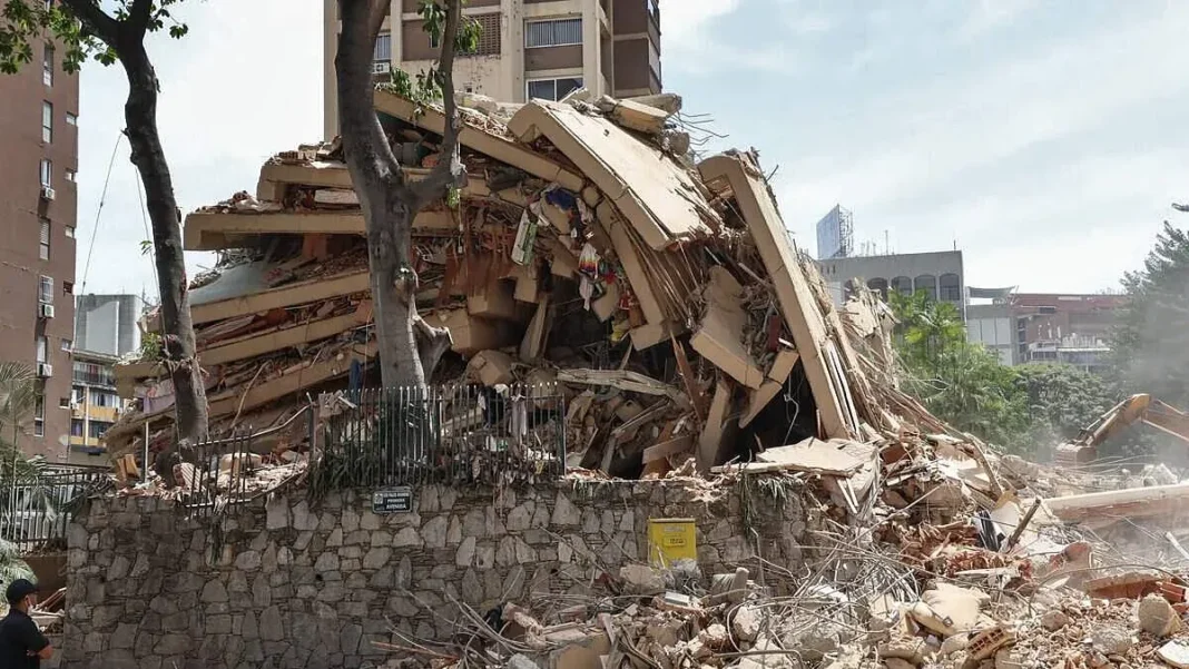 Edificio derrumbado en La Guaira con marcas de inspección
