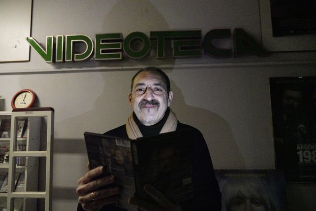 Interior de la Videoteca Rosario con estantes llenos de películas en formato físico