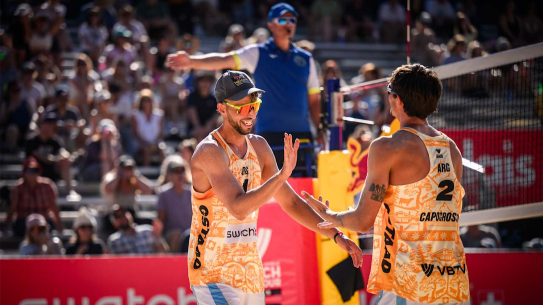 Los hermanos Capogrosso durante un partido de vóley de playa