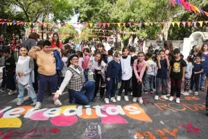 Niños jugando en la calle durante una edición anterior de Vereditas de mi barrio en Rosario