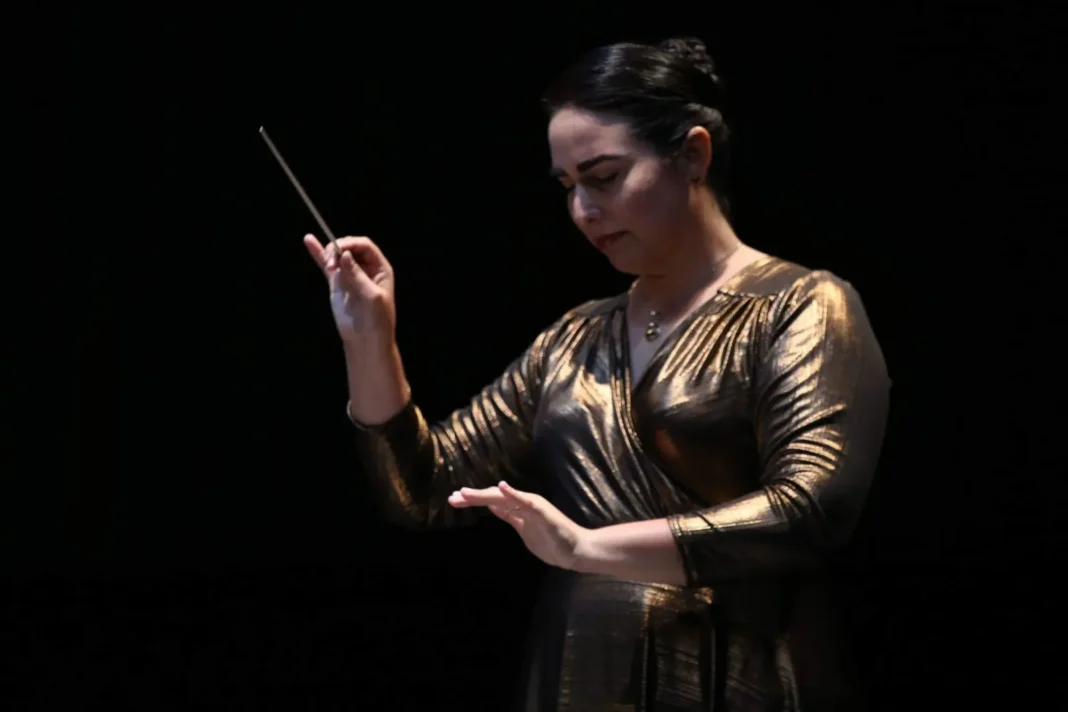 Yeny Delgado dirige a la Orquesta Sinfónica Provincial de Rosario en el teatro El Círculo