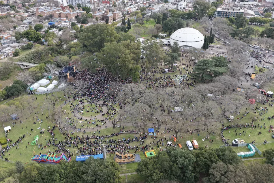 Multitud de personas en el Parque Urquiza durante el Festival ReDi
