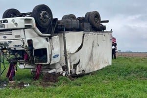 Vuelco de camión frigorífico en la Autovía 19 a la altura de Clucellas