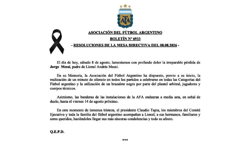 Brazalete negro y minuto de silencio en un partido de fútbol