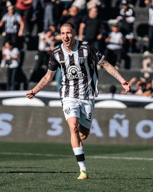 Agustín Módica celebrando un gol con la camiseta de Gimnasia y Esgrima de Mendoza