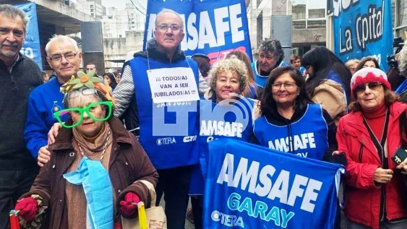Docentes de Amsafé durante la jornada de protesta frente a la Caja de Jubilaciones