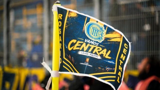 Árbitro Andrés Matonte revisando el monitor del VAR durante el partido entre Rosario Central y Corinthians