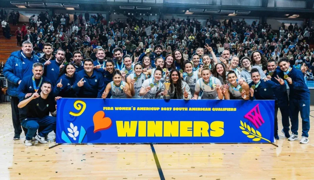 Equipo argentino de básquet femenino celebrando el título sudamericano
