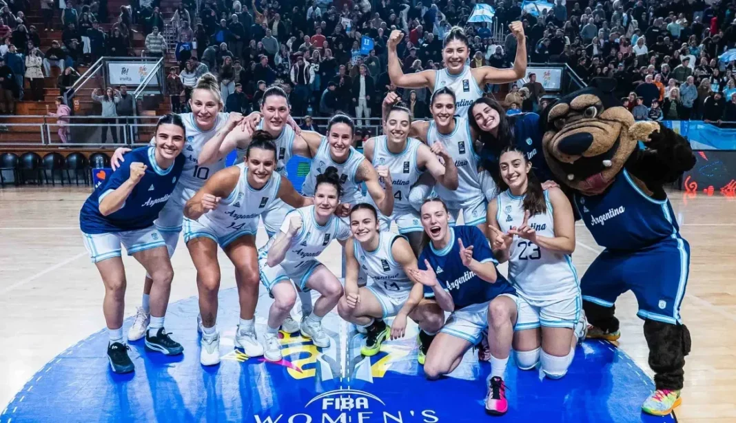 Equipo argentino femenino de básquetbol celebrando la victoria ante Brasil