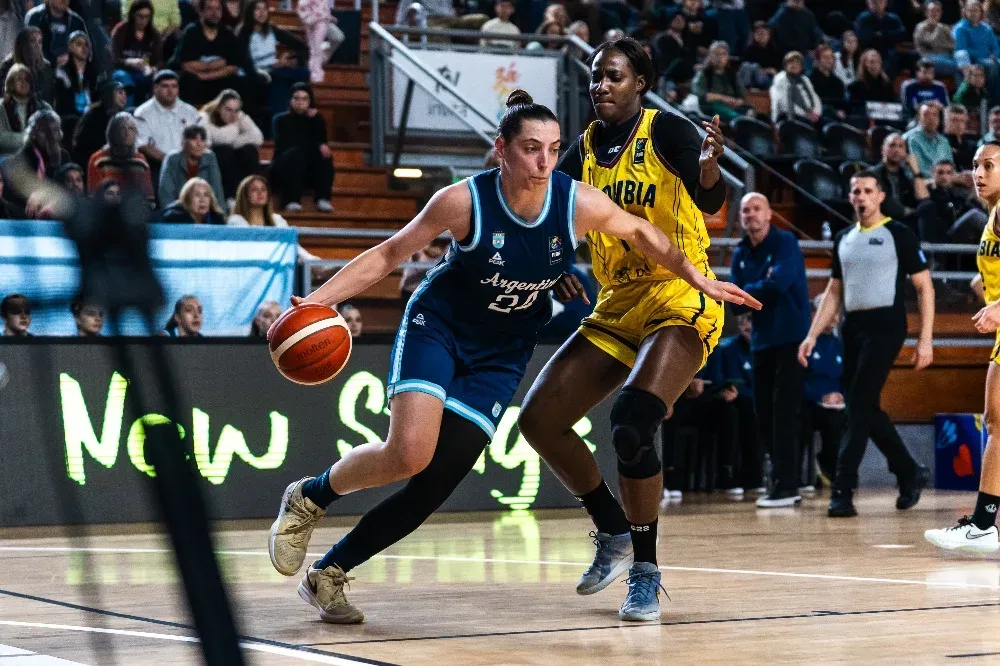 Partido de básquet femenino entre Argentina y Colombia en el Espacio DAM de Zárate