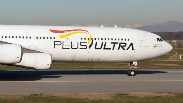 Avión de pasajeros en pista de aterrizaje