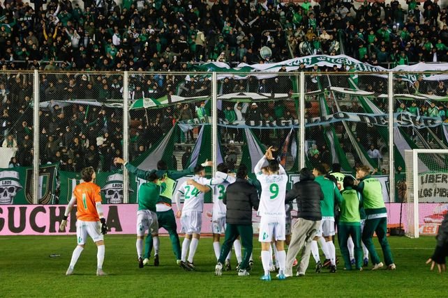 Jugadores de Banfield celebran la victoria por penales ante Midland