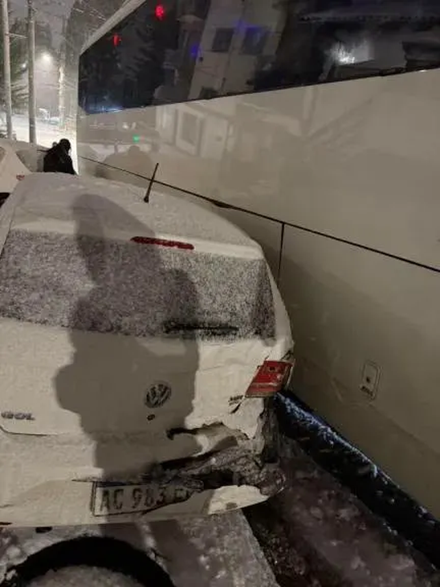 Micro de egresados derrapado en calle nevada de Bariloche