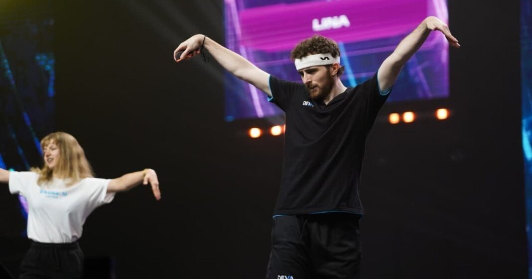 Franco Vitali celebrando su victoria en el campeonato mundial de Just Dance
