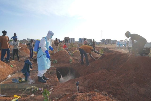Personal sanitario con equipos de protección ante el ébola en la República Democrática del Congo