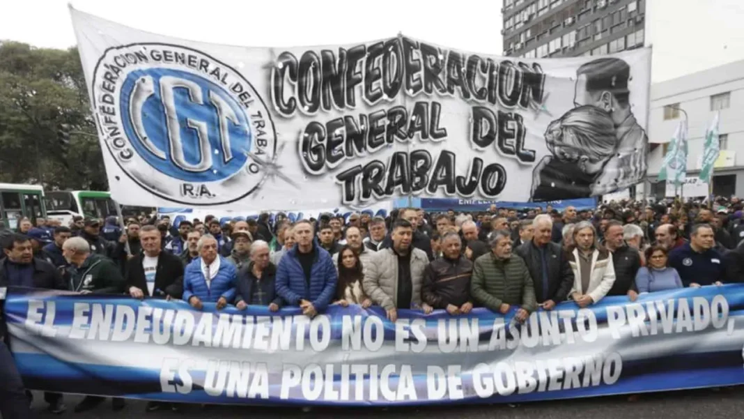 Manifestantes de la CGT y CTA frente al Ministerio de Economía