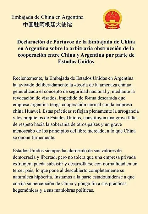 Bandera de China y Estados Unidos con fondo de edificios