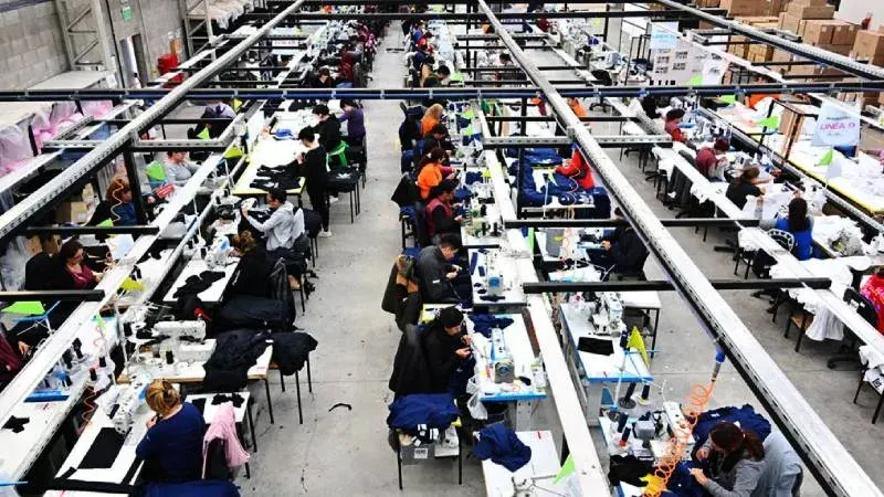 Trabajadores de la textil Will Der S.A. en la puerta de la planta