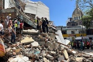 Soldados colombianos realizan tareas de búsqueda y rescate tras el terremoto